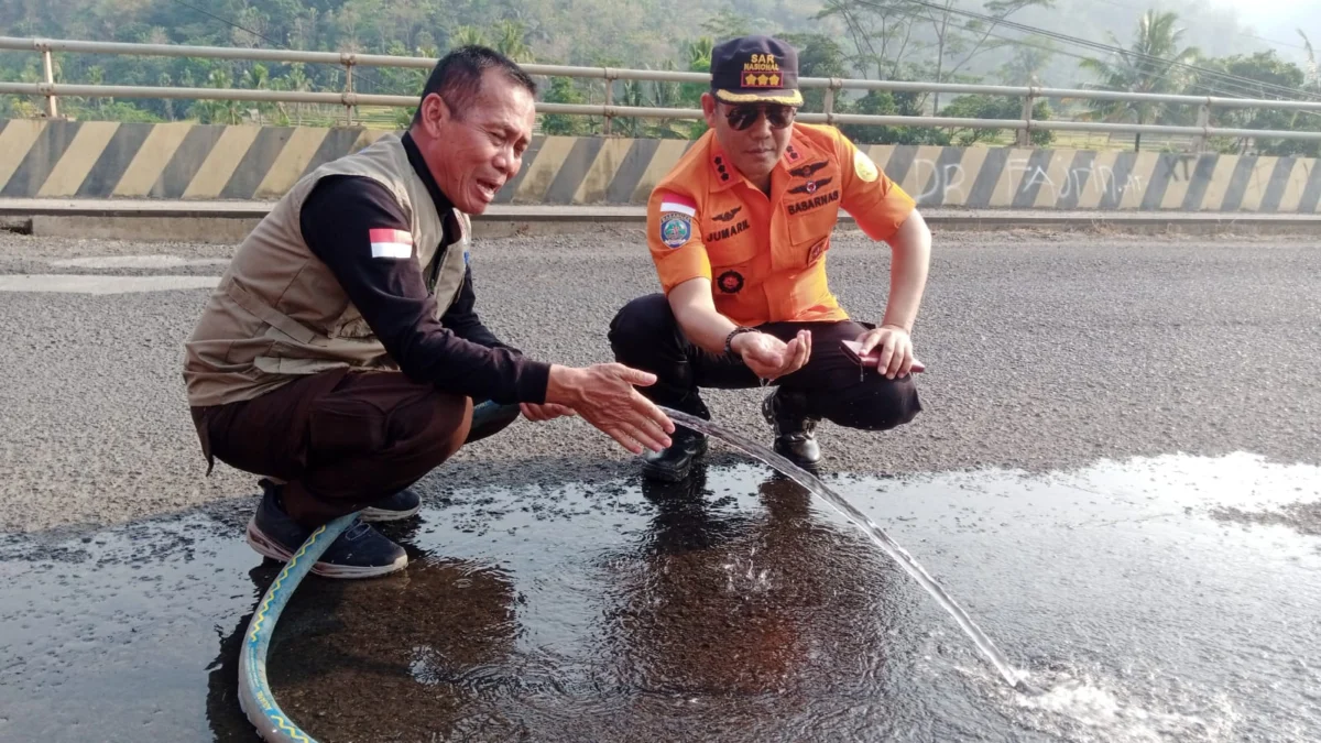Badan Nasional Pencarian dan Pertolongan (Basarnas) Bandung merespons situasi kekeringan dengan mengirimkan tim personel dan peralatan water treatment ke Kabupaten Sumedang.
