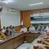DISKUSI: Rapat Koordinasi penertiban APS bersama Satpol PP dan Parpol Peserta Pemilu, di Kantor Bawaslu Kabupaten Sumedang, baru-baru ini.