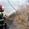 EVAKUASI: Petugas tengah memadamkan api di Dusun Cikadaton RT 04 RW 13 Desa Cikahuripan, Kecamatan Cimanggung, Kabupaten Sumedang, kemarin.