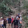 IMBAU: Kepala Desa Tegalmanggung Kecamatan Cimanggung Cecep Ali Hasan bersama Babinsa dan Babinmas usai melakukan pemadaman api di hutan sekitar desa beberapa waktu lalu.