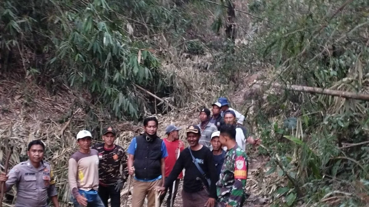 IMBAU: Kepala Desa Tegalmanggung Kecamatan Cimanggung Cecep Ali Hasan bersama Babinsa dan Babinmas usai melakukan pemadaman api di hutan sekitar desa beberapa waktu lalu.