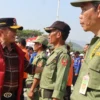 IMBAU: Pj Bupati Sumedang Herman Suryatman di sela-sela apel gelar pasukan operasi Mantap Brata Lodaya 2023-2024  Pengamanan Pemilu Tahun 2024 di Lapangan PPS Setda, kemarin.