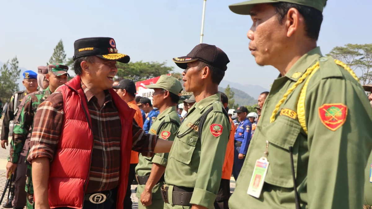 IMBAU: Pj Bupati Sumedang Herman Suryatman di sela-sela apel gelar pasukan operasi Mantap Brata Lodaya 2023-2024  Pengamanan Pemilu Tahun 2024 di Lapangan PPS Setda, kemarin.