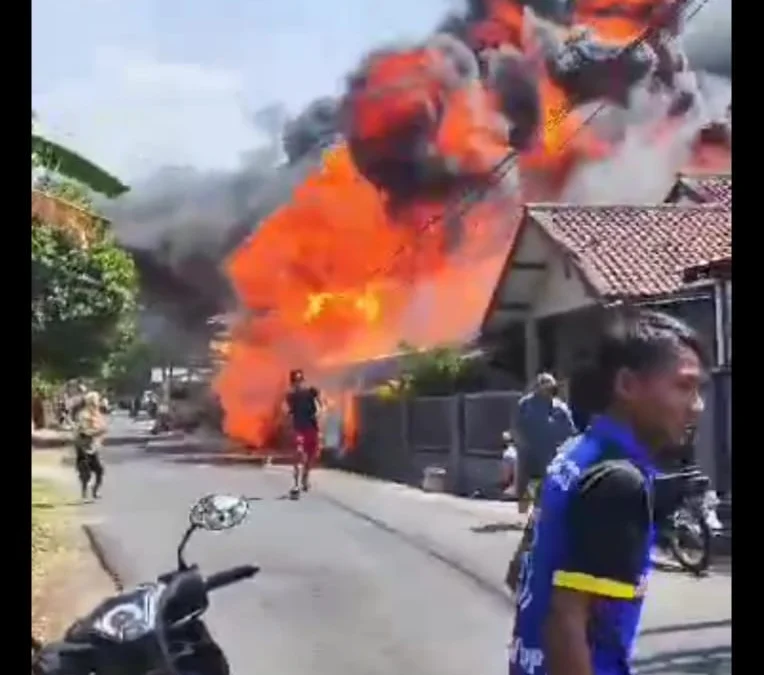 BERLARIAN: Sejumlah warga berlarian menghindari kebakaran Pom Mini di Tanjungkerta, Selasa (17/10/2023).
