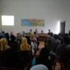 RAPAT: Kepala Desa Girimukti Adang Aripin saat membuka kegiatan Musrenbang Anggaran DD tahun 2024 Desa Girimukti, kemarin.