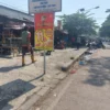 RAWAN MIRAS: Pejalan kaki tengah melewati lokasi dugaan peredaran miras dan obat terlarang di Desa Sindangpakuon, Cimanggung, baru-baru ini.