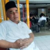 BESAR HATI: Ketua DPC Partai Gerindra Kabupaten Sumedang, Heri Ukasah saat ditemui di kantornya, kemarin. Asep Nuridin