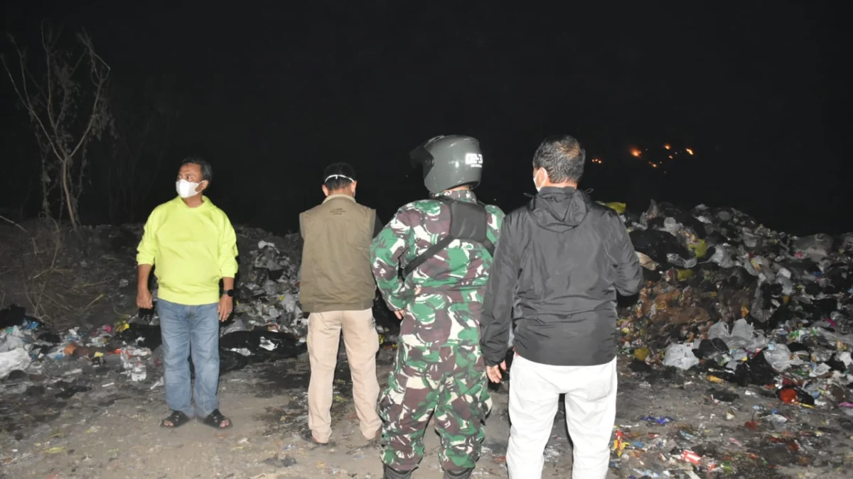 SOLUSI: Pj Bupati Sumedang Herman Suryatman  (kiri) saat menyambangi tempat pengolahan akhir sampah (TPAS) Cibeureum Cimalaka, baru-baru ini