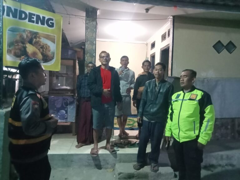 PANTAU LANGSUNG: Polsek Rancaekek Polresta Bandung melaksanakan piket pawas yang dilakukan bersama Unit Bhabinkamtibmas di salah satu wilayah di Rancaekek