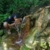 ISTIMEWA OBAT: Salah satu warga tengah menikmati mata air Ciuyah di Dusun Cimarga, Desa Karanglayung Kecamatan Conggeang, baru-baru ini.
