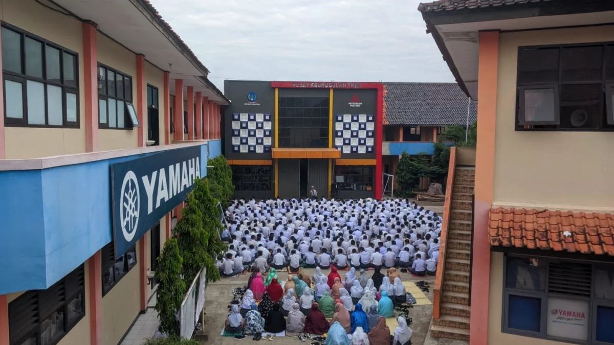 KHUSUK: Ratusan siswa tengah melaksanakan sholat berjamaah, sebagai bentuk dari kegiatan projek penguatan profil pelajar pancasila (P5) di lapangan SMK Bhakti Nusantara Sumedang, baru-baru ini.