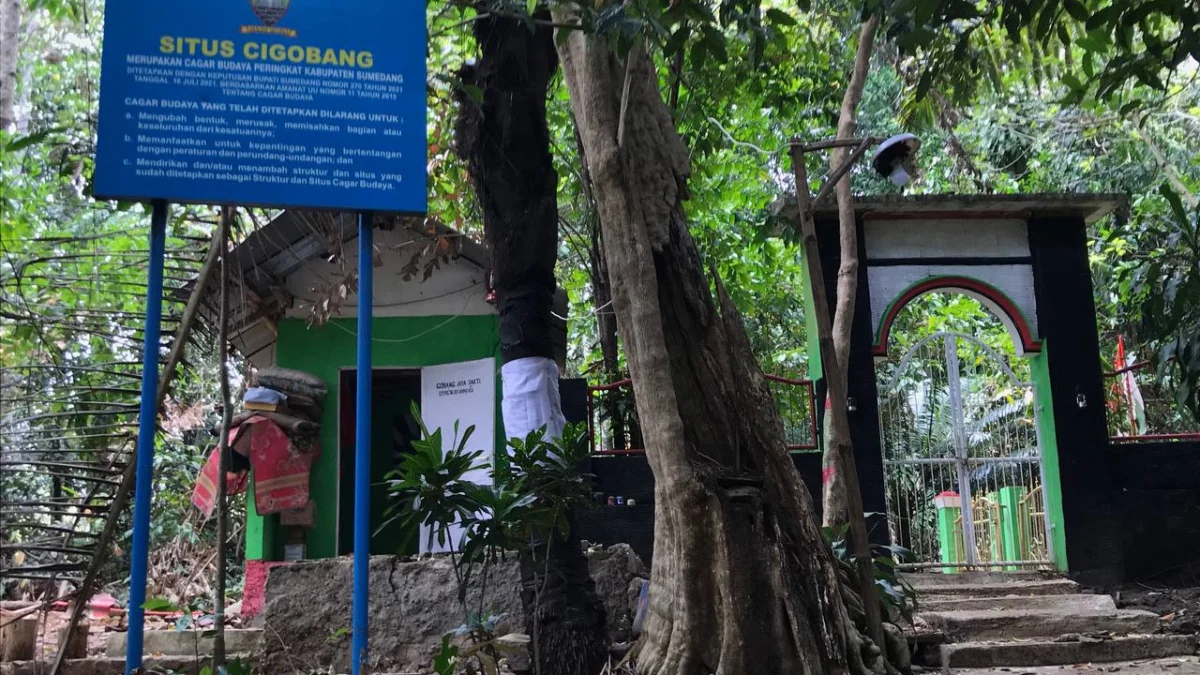 TAK LAYAK: Kondisi fasilitas Situs Cigobang terlihat saung yang sudah keropos, di Makom Cukang Gedeng Waroe, kemarin.