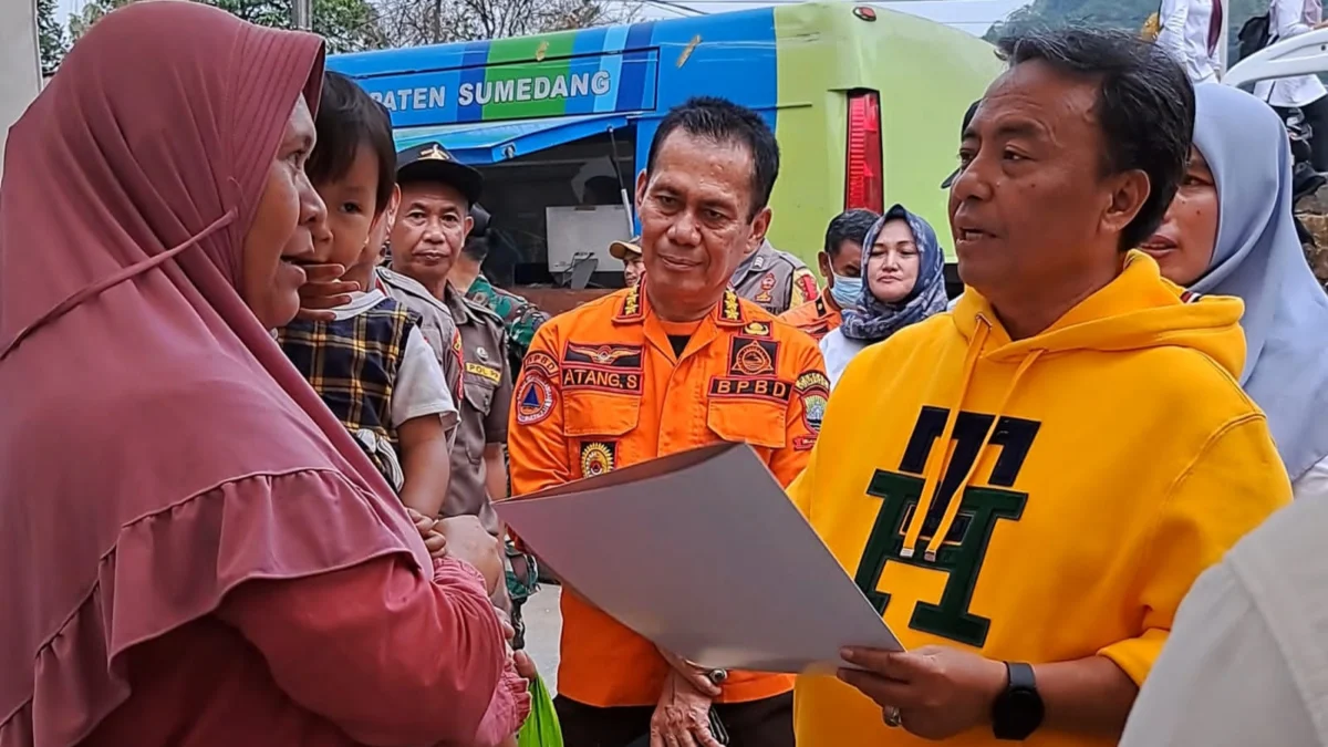 BERBAUR: Pj Bupati Sumedang Herman Suryatman meninjau  layanan publik jemput bola di kantor Desa Citengah, Kecamatan Sumedang Selatan, baru-baru ini.