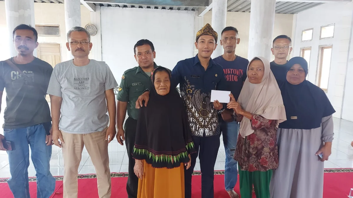 PEDULI: Penjabat Kepala Desa Sindangpakuon, Didin Wahyudin ST, mendatangi warga untuk penyerahkan bantuan sosial atau insentif kepada lansia yang tinggal di beberapa RW, kemarin.
