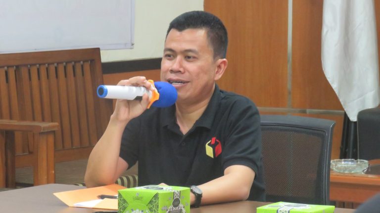 TANGGAPI: Pengamat Demokrasi dan Politik Ade Sunarya menanggapi kekosongan kepemimpinan 'vacuum of power' komisioner pada KPU Kabupaten Sumedang, baru-baru ini.