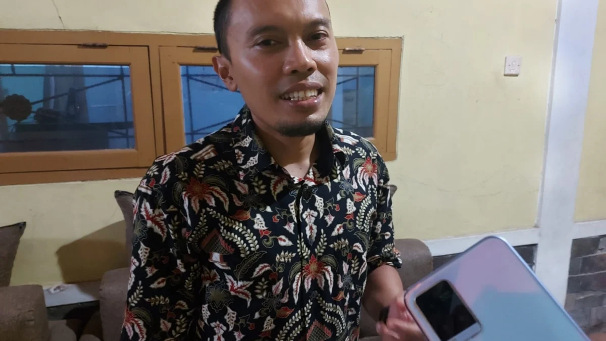 TEGAS: Anggota Komisi III DPRD Sumedang dari fraksi PKS Dr. Iwan Nugraha saat diwawancara Sumeks, terkait banyaknya lampu PJU yang mati, di Jalan Parakanmuncang-Sindulang, baru-baru ini.