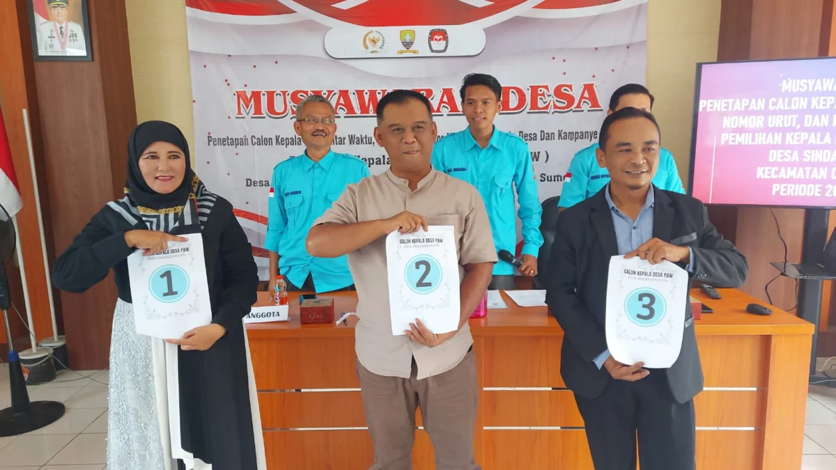 OPTIMIS: Para calon kepala desa memperlihatkan nomor urutnya, pada pelaksanaan pilkades di dua desa di Kecamatan Cimanggung, baru-baru ini.