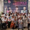 Dr Aqua Dwipayana bersama puluhan difabel di Kota Malang, Jawa Timur, seusai memotivasi lebih dari 350 orang difabel dan pendampingnya pada Senin pagi, 25 September 2023.
