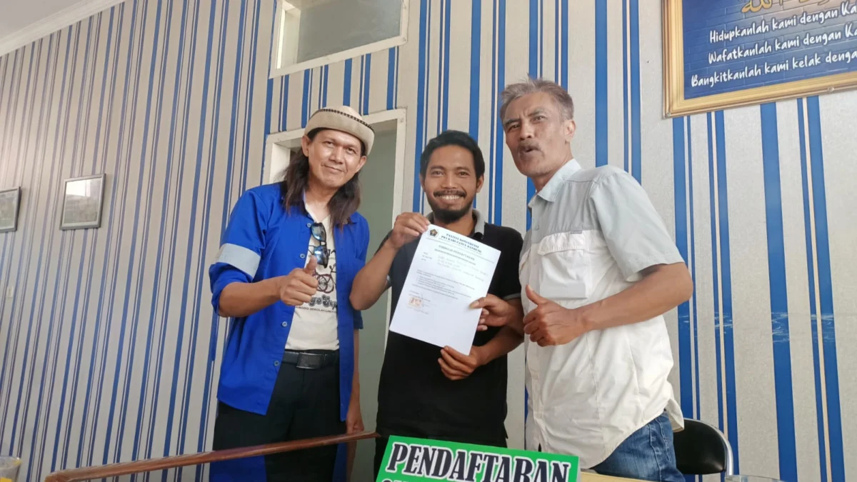 Lutfi Ahmad Mauludin (tengah) memperlihatkan bukti formulir saat mendaftarkan diri sebagai balon Ketua PWI Kab. Bandung di sekretariat PWI, Jalan Ciloia SMPN 1 Soreang, kamarin