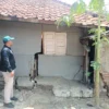 RETAK: Aparat Desa Cipelang menunjukkan bagian rumah warga yang rusak dan hampir roboh akibat adanya abrasi Sungai Cipelang, kemarin.
