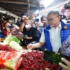 Menteri Perdagangan (Mendag) Zulkifli Hasan saat kunjungan ke pasar tradisional Cicalengka. (dokumen)
