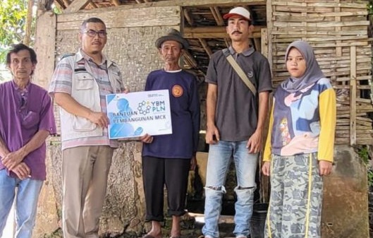 YBM PLN UP3 Sumedang saat menyerahkan bantuan perbaikan MCK di Desa Sukasirnarasa Rancakalong Sumedang Jabar, Kamis (30/11/2023)