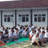 KHUSUK: Seluruh siswa dan guru tengah melaksanakan Sholat Duha, sebagai bagian dari kegiatan P5 pada projek pembiasaan kegiatan keagamaan di lapangan sekolah SMK Ma'arif 1 Sumedang, baru-baru ini