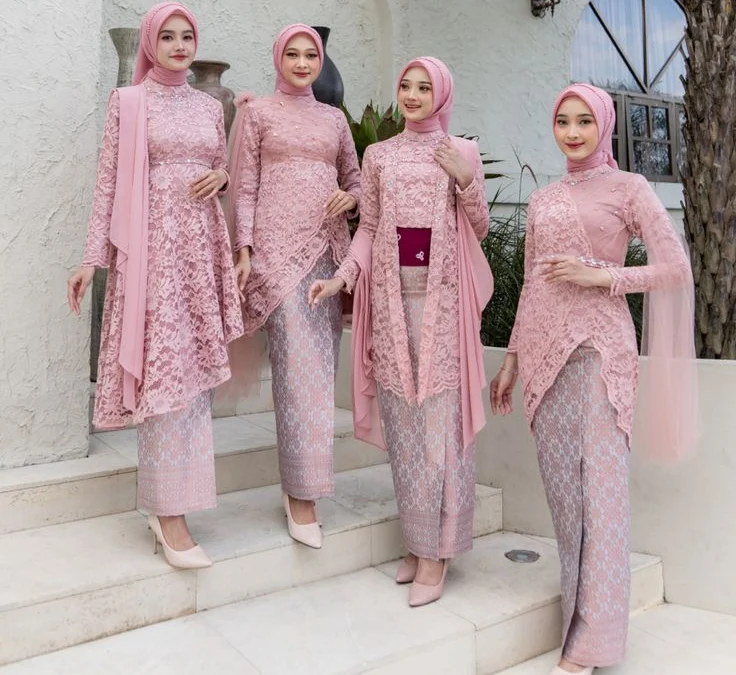 Brokat Pink Cocok dengan Jilbab Warna Apa?