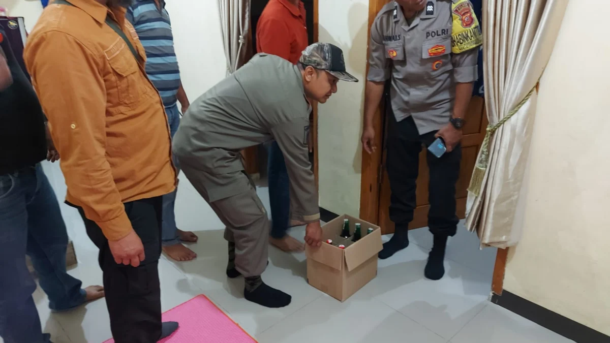 AWASI: Polsek Cimanggung dan Satuan Polisi Pamong Praja (Sat Pol PP) di wilayah Kecamatan Cimanggung tengah melakukan operasi penyakit masyarakat (Pekat), di salah satu warung yang diduga menjual miras, baru-baru ini.