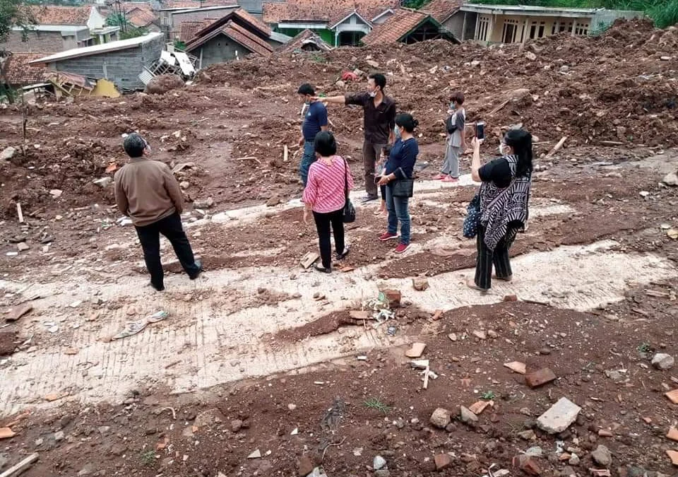 PENUH PILU: Pasaribu bersama korban longsor lainnya saat melihat lokasi pasca bencana longsor, yang menewaskan anak dan istrinya di Desa Cihanjuang Kecamatan Cimanggung, baru-baru inil
