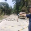 ATEP BIMO AS/SUMEKS TUNJUKKAN: Aparat Desa Cibeureuyeuh Dasep Hermawan menunjukkan material tugu sisa pembongkaran di Desa Cibeureuyeuh-Narimbang, baru-baru ini.