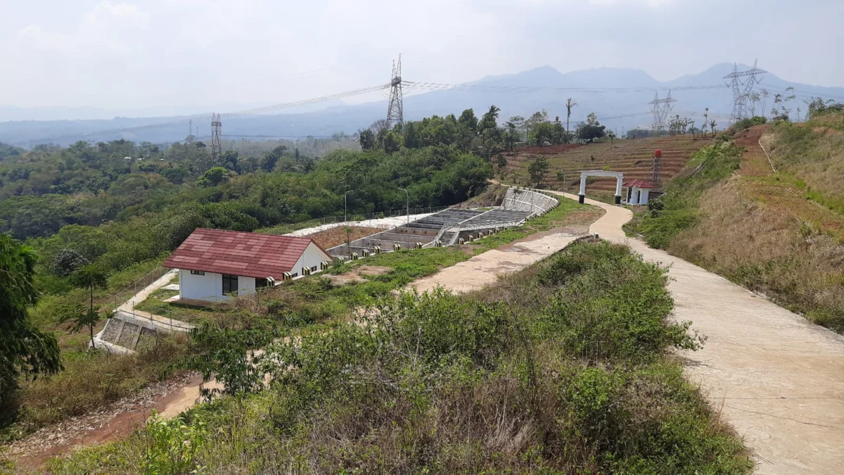Tempat Pembuangan Sampah Akhir (TPSA) Cijeruk di Kecamatan Pamulihan, Kabupaten Sumedang, menjadi sorotan sejak awal perencanaan proyek ini.