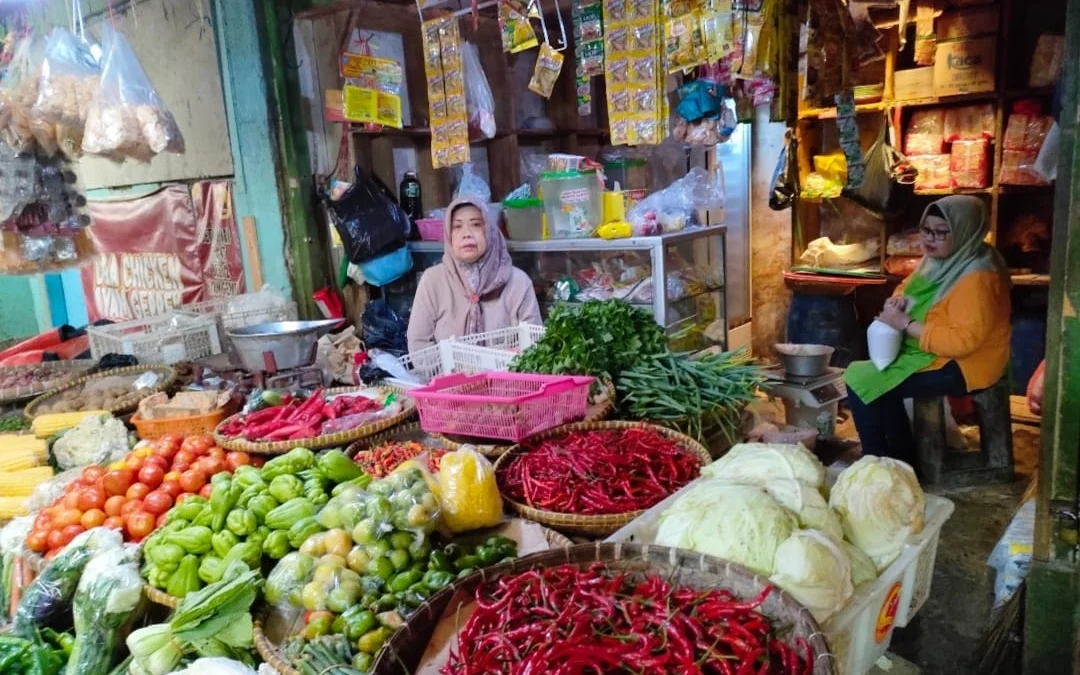SEPI PEMBELI: Pedagang pasar tradisional Tanjungsari mengaku harga capai mengalami lonjakan hingga pengaruhi harga kebutuhan lainnya, baru-baru ini.