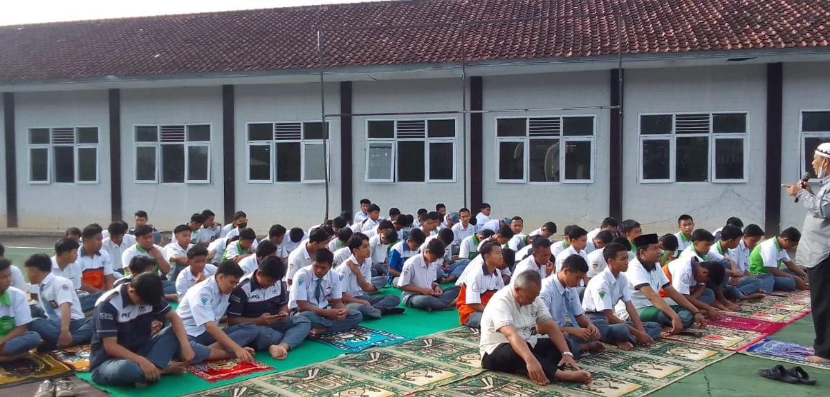 USUK: Seluruh siswa dan guru tengah melaksanakan Sholat Duha, sebagai bagian dari kegiatan P5 pada  projek pembiasaan kegiatan keagamaan di lapangan sekolah SMK Ma'arif 1 Sumedang, baru-baru ini.