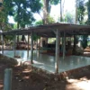 RELIGI: Pengelola makam tengah mengawasi area Makam Mbah Puragati di Desa Ungkal, Kecamatan Conggeang, baru-baru ini.