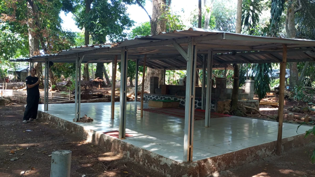 RELIGI: Pengelola makam tengah mengawasi area Makam Mbah Puragati di Desa Ungkal, Kecamatan Conggeang, baru-baru ini.