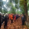 BEJIBAKU: Penjabat Kepala Desa Cimanggung, Kecamatan Cimanggung, Ai Toyaidah, turun tangan dalam upaya memadamkan api kebakaran hutan Kareumbi Patambon, baru-baru ini.