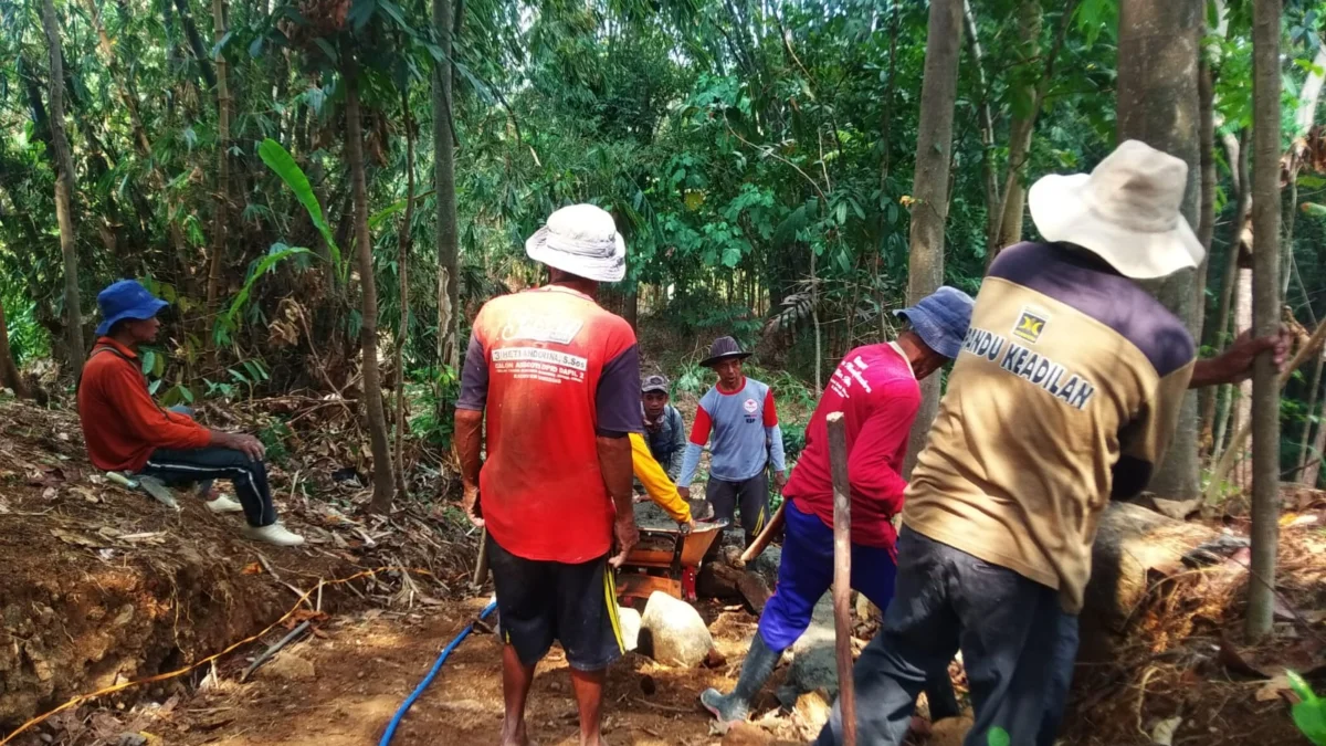 ANTUSIAS: Beberapa warga Dusun Sukamulya antusias mengerjakan JUT untuk mempermudah hasil panen, baru-baru ini.
