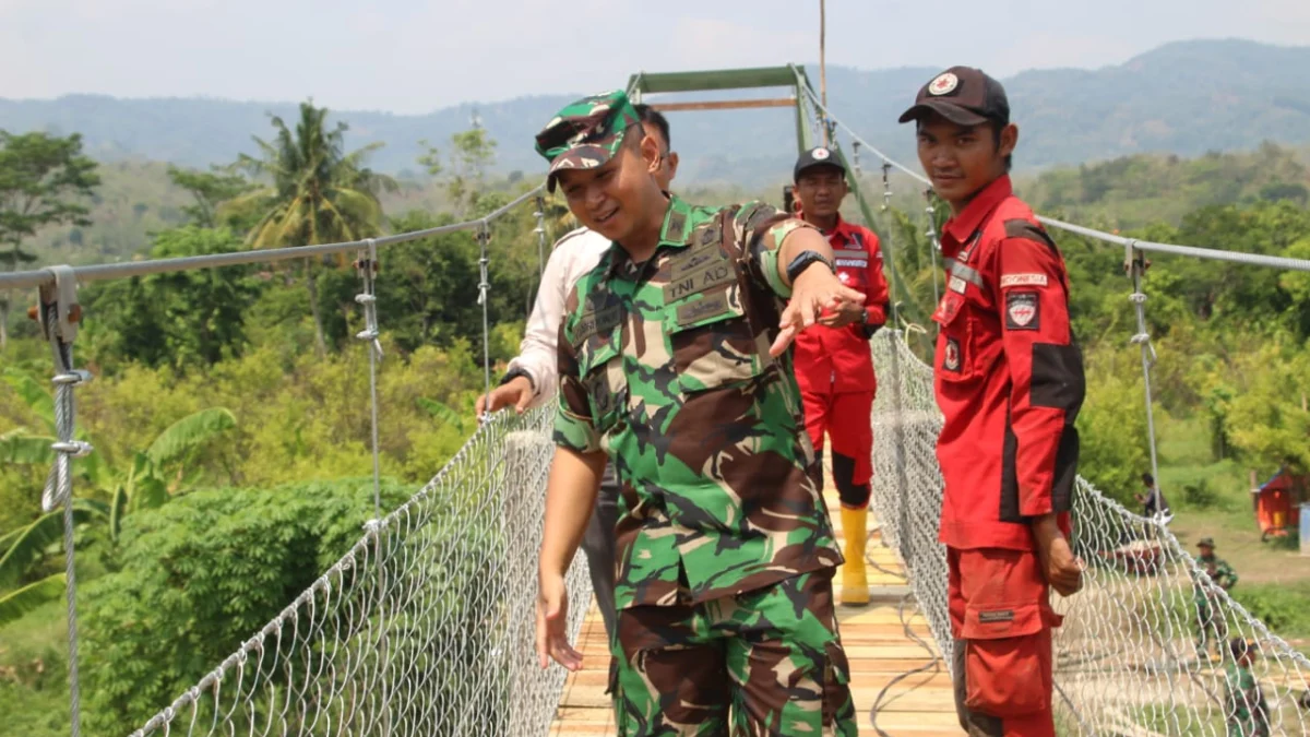 TERJUN LANGSUNG: Dandim 0610/Sumedang Letkol Kav Christian Gordon Rambu meninjau pembangunan jembatan gantung di Dusun Bobos Desa Wanajaya, Kecamatan Surian, kemarin.