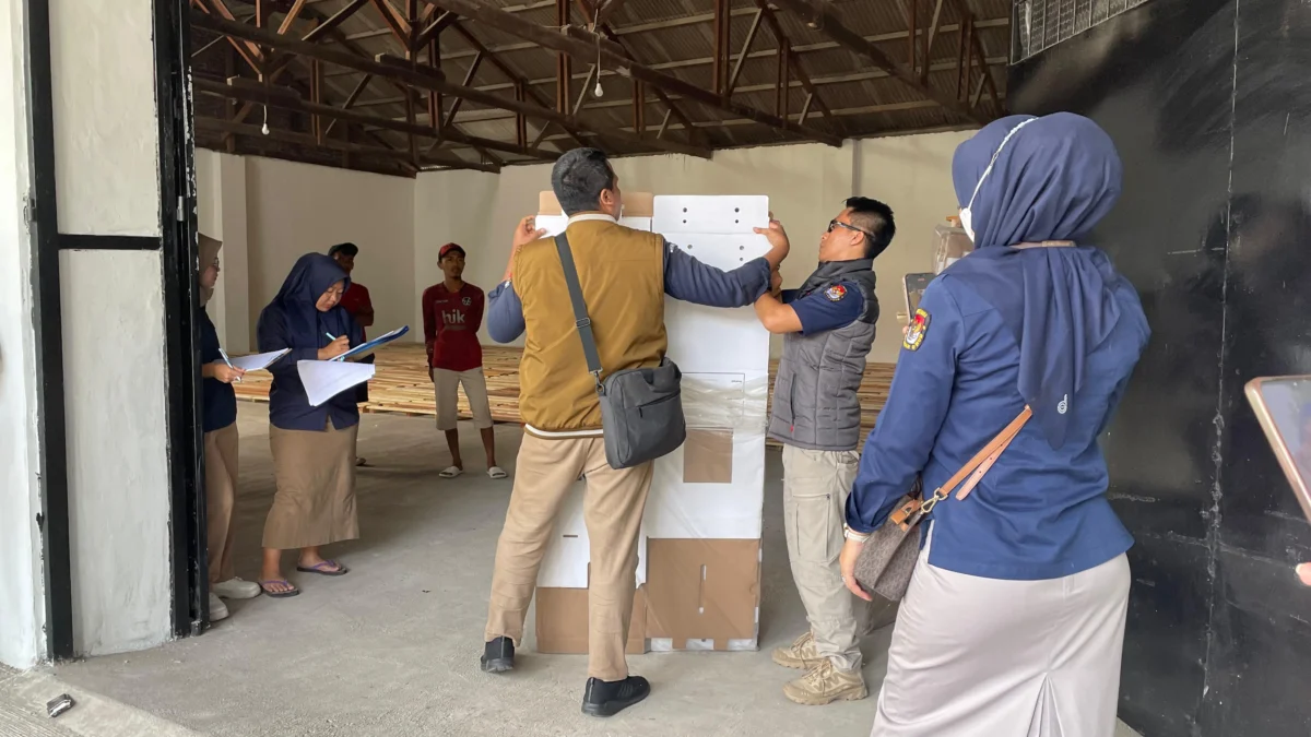 TIBA: Petugas KPU Sumedang, tengah memeriksa kotak suara pemilu 2024 yang tiba di Kantor KPU Sumedang, kemarin.