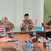 TEGAS: Pj Sekretaris Daerah Setda Pemkab Sumedang, Tuti Ruswati memimpin rapat evaluasi dengan gugus tugas pengelolaan kawasan perkotaan jatinangor (PKPJ) di Command Center Jatinangor, kemarin.