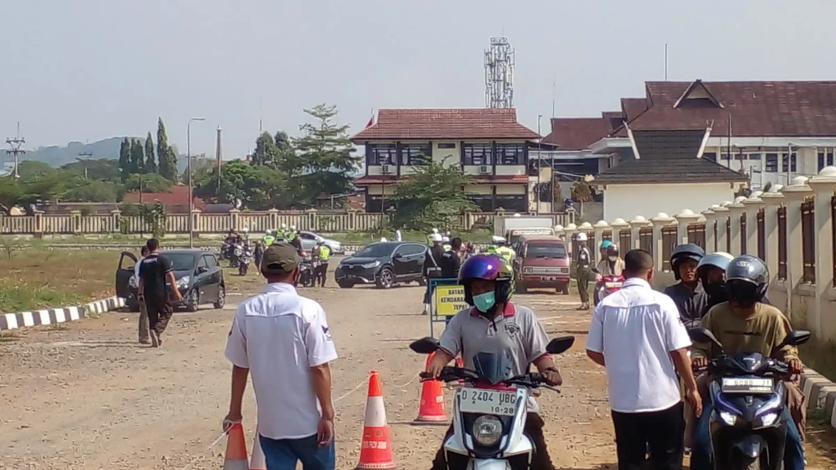DITERTIBKAN: Beberapa kendaraan  terjaring petugas pada kegiatan operasi pemeriksaan Pajak Kendaraan Bermotor (PKB) IV di depan  Pusat Pemerintahan Sumedang, kemarin.