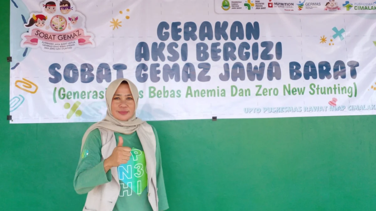 ANTUSIAS: Kepala SMPN 3 Cimalaka, Ani Kartika SPd., saat kegiatan Gerakan Aksi Bergizi Sobat Gemaz Jawa Barat, bertujuan meningkatkan gizi siswa usia remaja, khususnya para siswa di sekolahnya di SMPN 3 Cimalaka, kemarin.