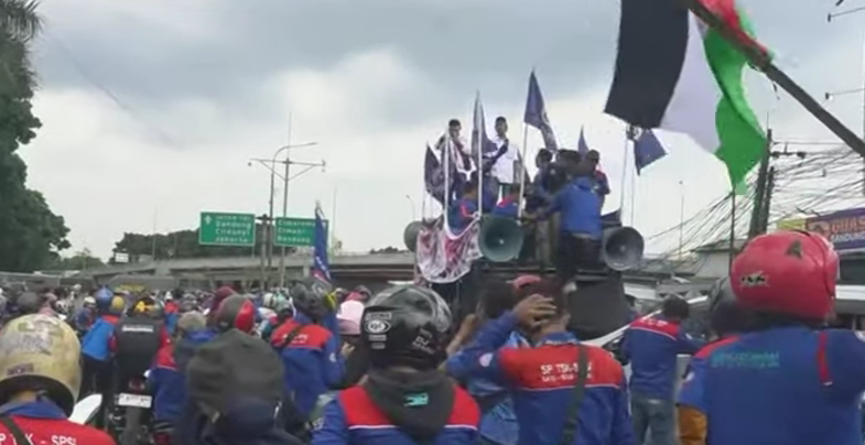 Buruh Kabupaten Bandung Kembali Melakukan Aksi Demo ke Gedung Sate