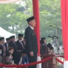 KHIDMAT: Penjabat Gubernur Provinsi Jawa Barat Bey Machmudin menjadi Inspektur Upacara Peringatan Hari Pahlawan ke- 78 di halaman kantor IPP Kabupaten Sumedang, baru-baru ini.