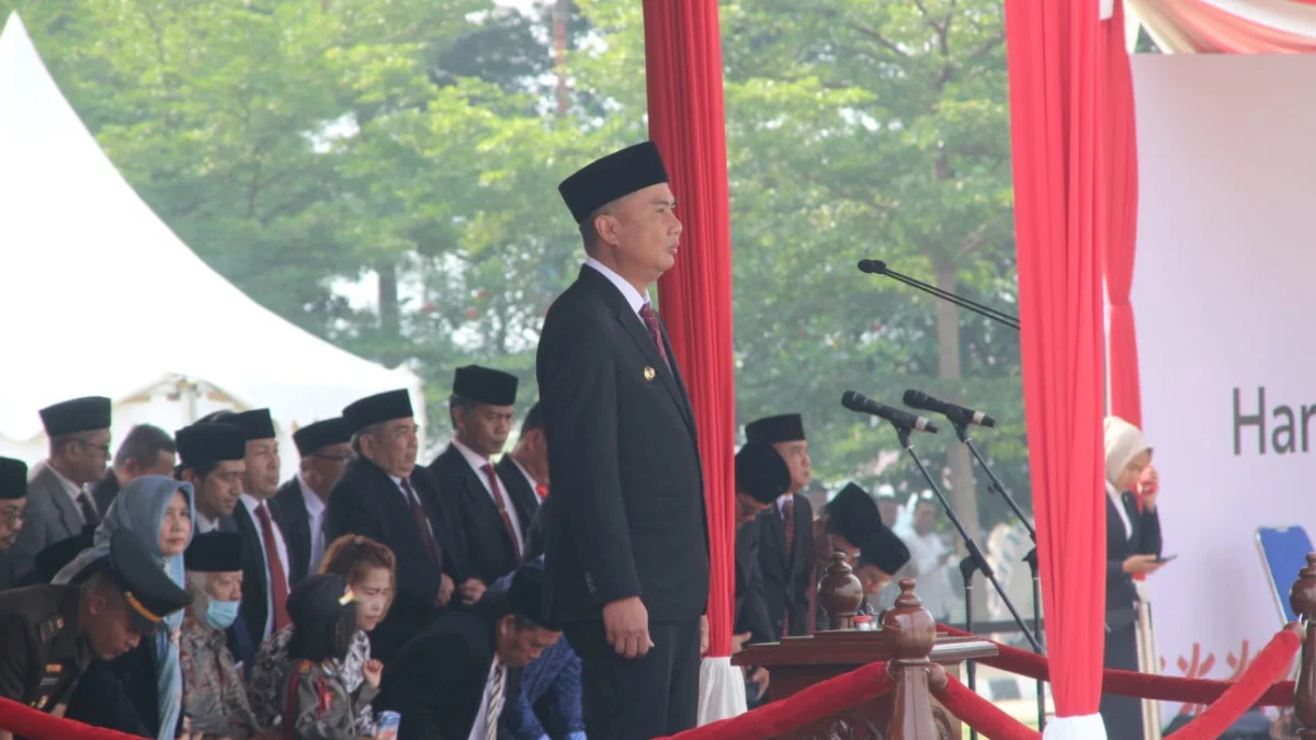 KHIDMAT: Penjabat Gubernur Provinsi Jawa Barat Bey Machmudin menjadi Inspektur Upacara Peringatan Hari Pahlawan ke- 78 di halaman kantor IPP Kabupaten Sumedang, baru-baru ini.