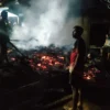 EVAKUASI: Petugas tengah memadamkan api di Dusun Cipanaruban RT 04 RW 07, Desa Tegalmanggung, Kecamatan Cimanggung, Kabupaten Sumedang, baru-baru ini.