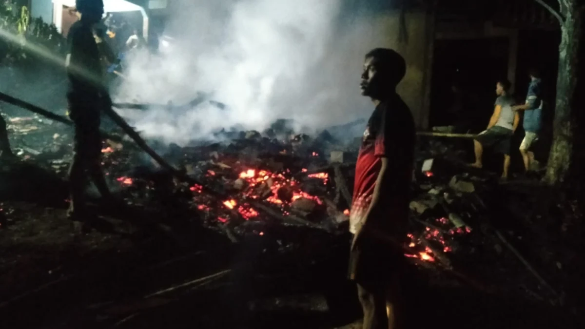 EVAKUASI: Petugas tengah memadamkan api di Dusun Cipanaruban RT 04 RW 07, Desa Tegalmanggung, Kecamatan Cimanggung, Kabupaten Sumedang, baru-baru ini.
