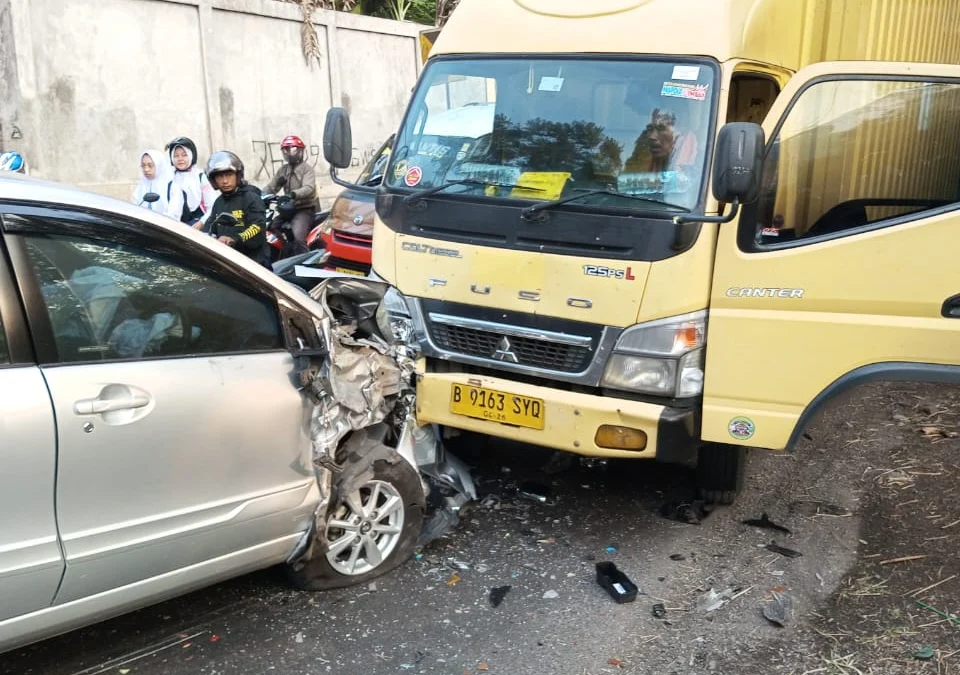 RINGSEK: Bangkai kendaraan rusak parah akibat kecelakaan beruntun di Dusun Cigendel, Desa Cigendel Kecamatan Pamulihan Kabupaten Sumedang, sekitar pukul 07.00 WIB.