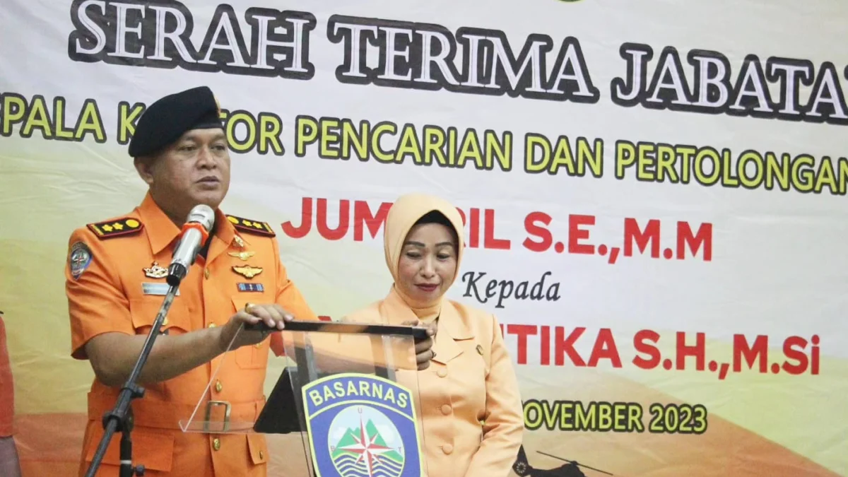 KHIDMAT: Serah terima jabatan kepala Kantor SAR Bandung, penandatanganan dokumen, penyerahan tongkat komando dan pataka oleh Jumaril kpada Bapak Hery Marantika, baru-baru ini.